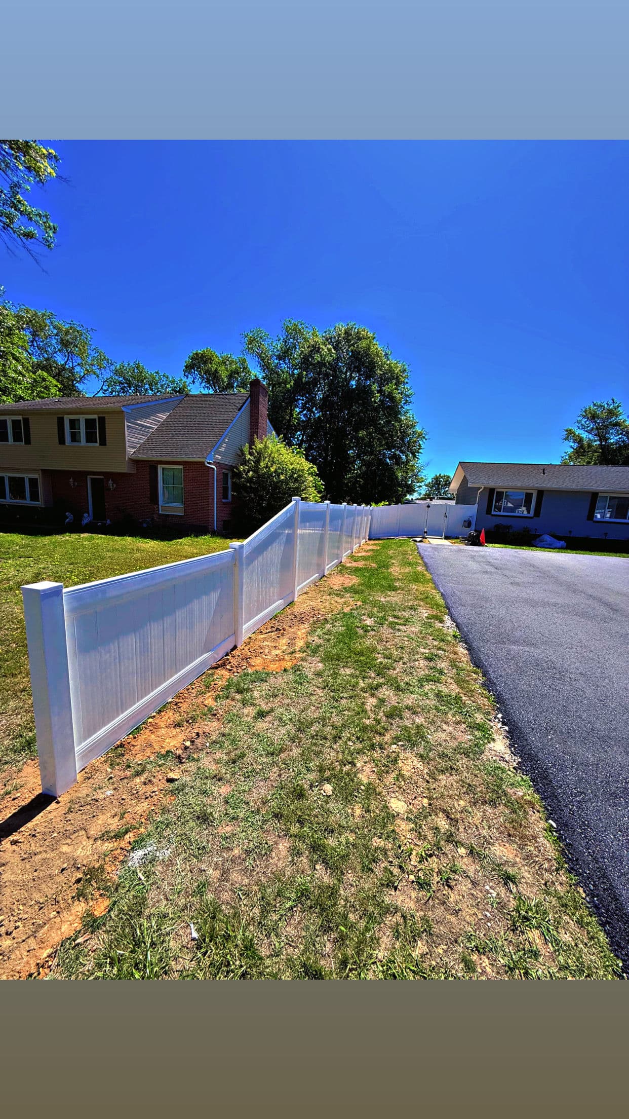 White Vinyl Privacy Fence With a Custom Height Transition