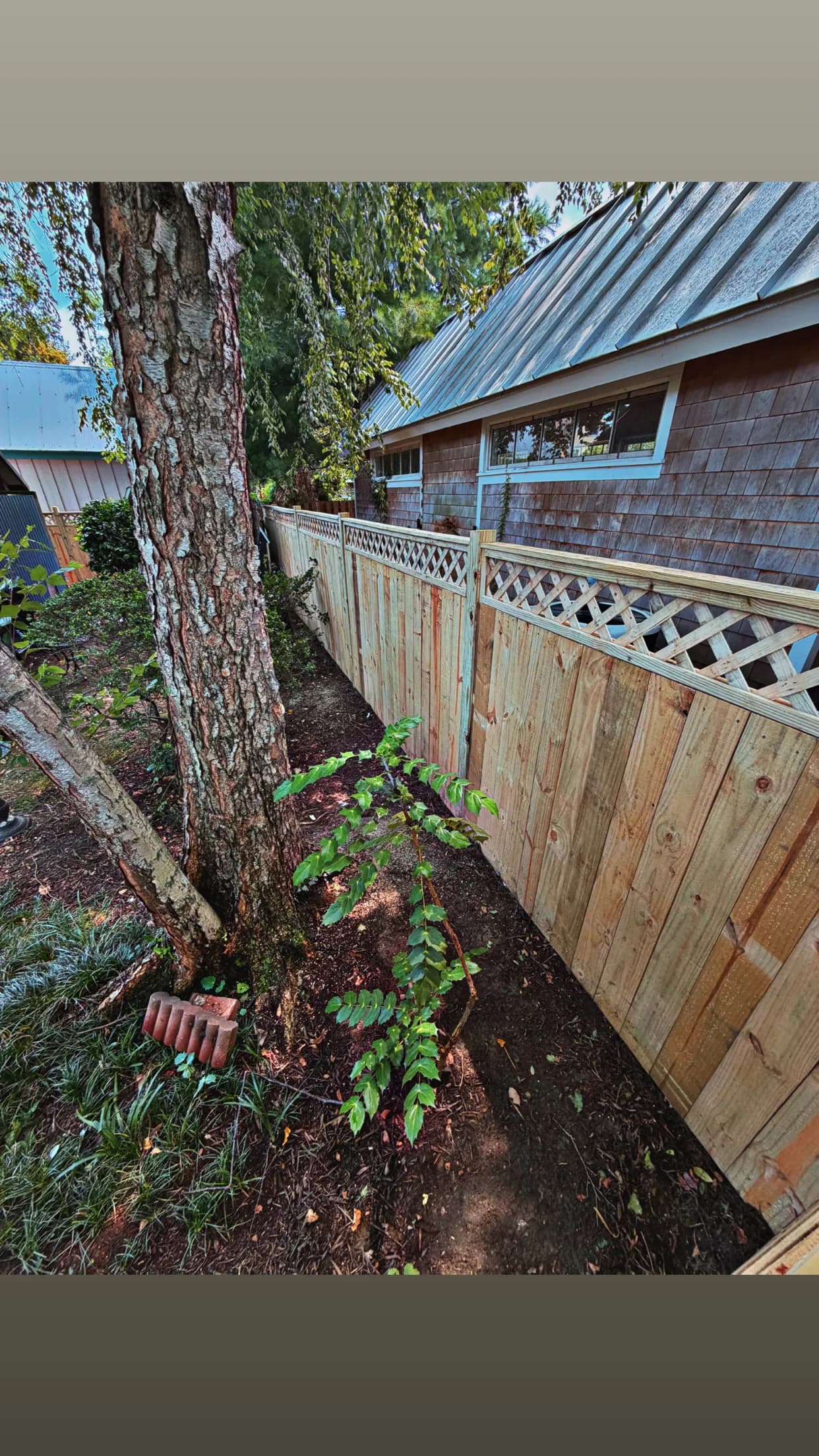 Gallery photos for Custom Wood Fence with Lattice Top Fits Right In: Image #1