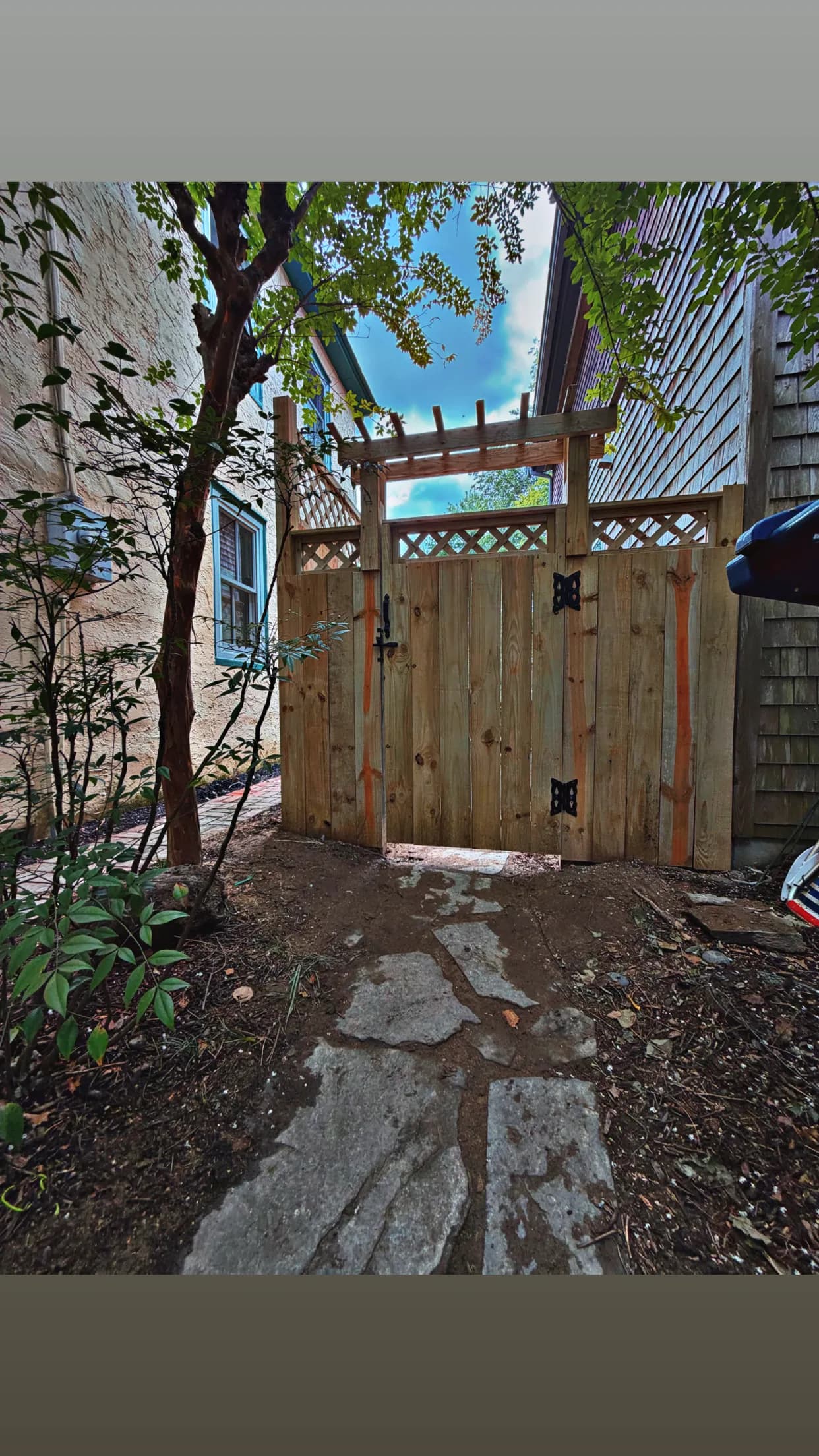 Gallery photos for Custom Wood Fence with Lattice Top Fits Right In: Image #4